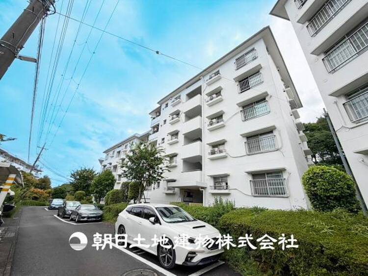 外観 【外観・立地】家族の色を映し出す洗練された邸宅は、ずっと輝き続けながらいつしか街の風景に溶け込み人と共に歩んいきます。