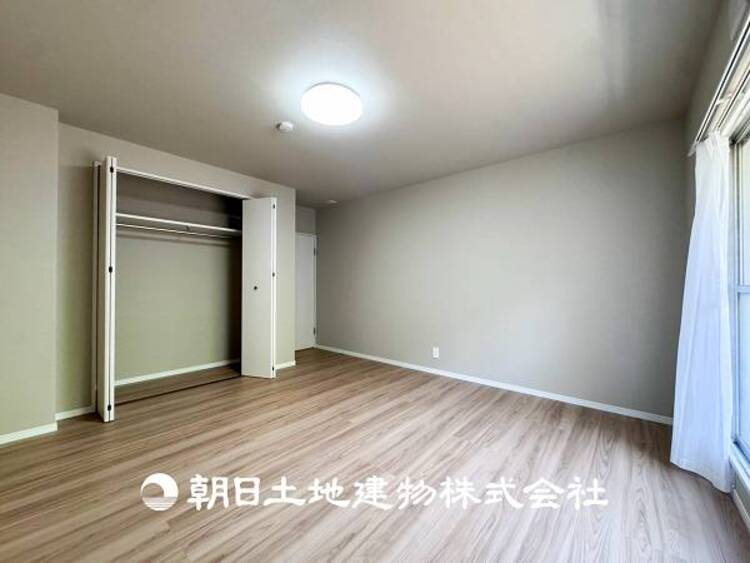 内装 【和室】和室には洋室とはまた違った良さがある。畳の香りに癒され、日本を感じることのできる落ち着きある一部屋です。