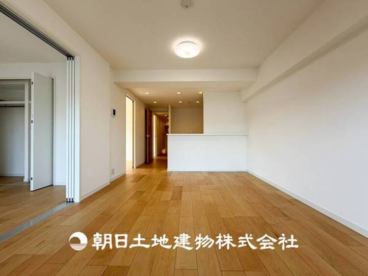 居間 【リビング】開放的で明るい空間が広がるLDK。リビングには潤沢な太陽が降り注ぎ、爽やかな住空間を演出できます