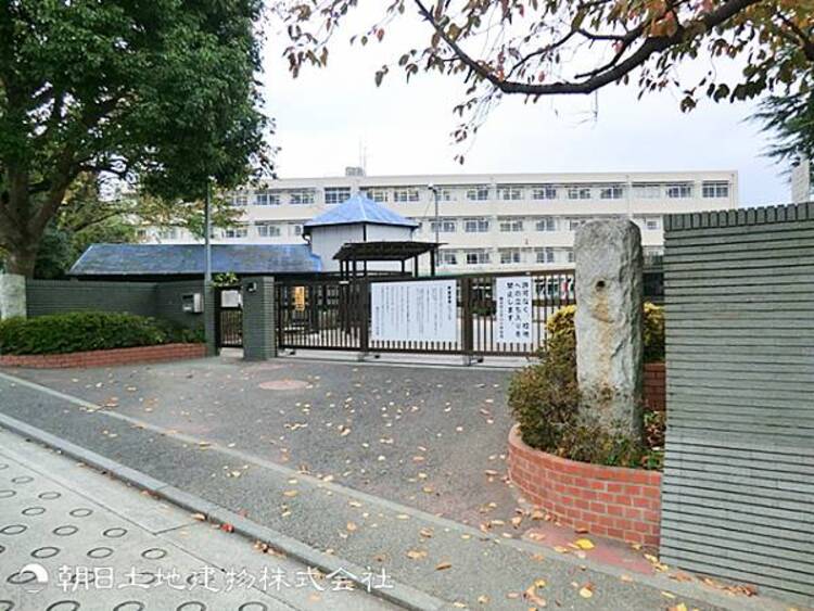 周辺 【中川小学校】900ｍ　港北ニュータウンの整った住宅街に位置し、自然や公園にも恵まれた教育環境です。創立１５０年と長く地域に親しまれており、児童数も多く活気ある小学校です。