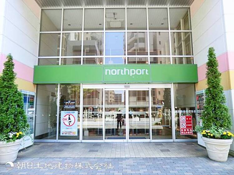 周辺 【ノースポート・モール】820ｍ　センター北駅から歩道橋で直結のショッピングモールです。ロピア・ユニクロ・ニトリなど人気店や映画館が揃い、お買い物からレジャーまで楽しめます。