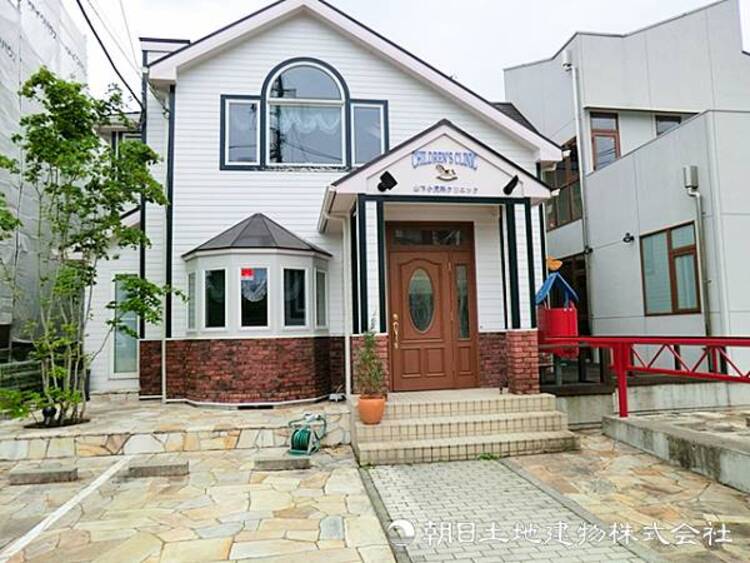 周辺 【山下小児科クリニック】1370ｍ　一般小児科だけでなく、小児アレルギー診療も強みとするクリニックです。平日２０時まで対応・駐車場２２台を備え、通いやすい安心の存在です。