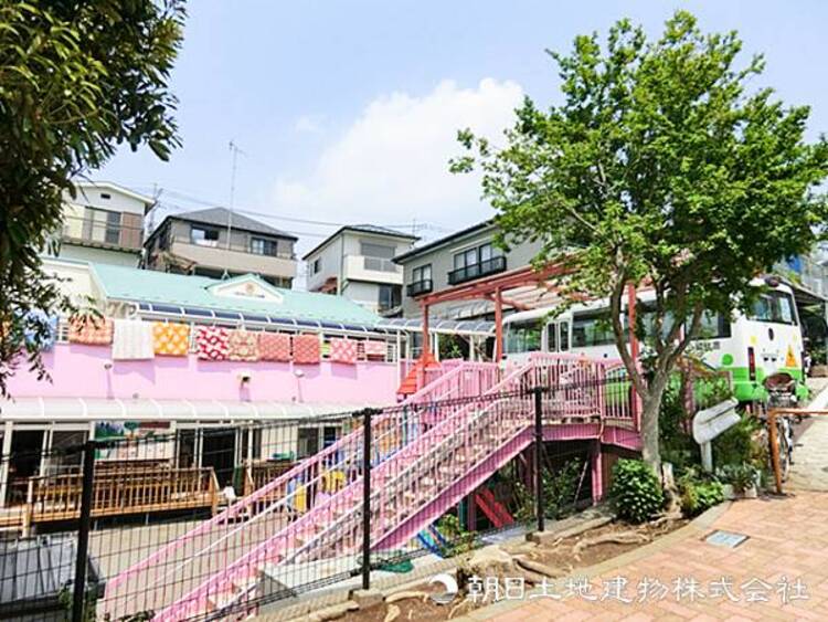 周辺 【百合丘さくら幼稚園】1370ｍ　大人数のマンモス園よりも、先生たちの目がしっかり届く環境でのびのび育てたいというご家庭にぴったりの幼稚園です。