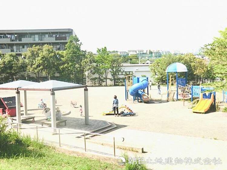 周辺 【保木公園】1070ｍ　木々に囲まれた静かな広場が心を落ち着かせ、散歩や外遊びに最適。季節の移ろいを身近に感じられる、地域の憩いの公園です。