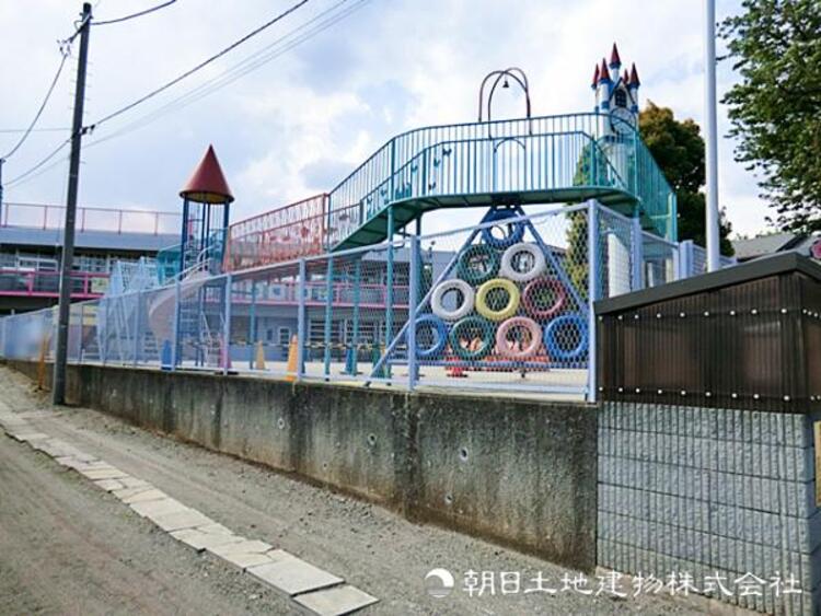 周辺 【日吉さくら幼稚園】870ｍ　豊かな自然環境のもと、温かい心と健やかな体を育む保育を実践。四季折々の体験や遊びを通して、子どもの輝く笑顔を咲かせる幼稚園です。
