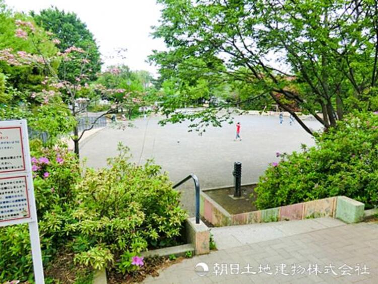 周辺 【下田町四丁目公園】410ｍ　緑豊かな環境と充実した遊具で、地域に親しまれる公園。子どもたちが元気にのびのびと遊べ、世代を超えて憩える心地よいスポットです。
