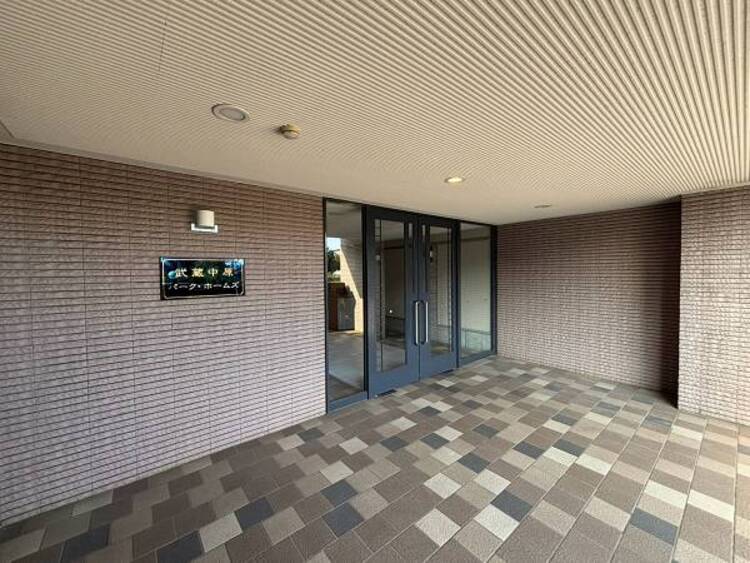 エントランス 優雅さも感じられる重厚で高級感のあるエントランスです。