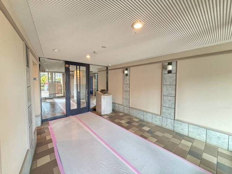 エントランス 住まいの顔ともいえるエントランスは、上品で洗練された印象に仕上がっています。