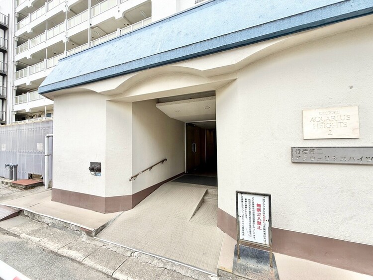 エントランス 外と内をつなぐエントランスは、まさに顔となる場所。