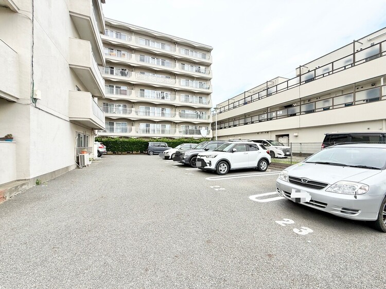 駐車場 本物件の駐車スペースです。車種制限のある場合もございますので、お気軽にお問い合わせくださいませ。