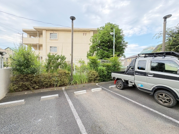 駐車場 本物件の駐車スペースです。車種制限のある場合もございますので、お気軽にお問い合わせくださいませ。