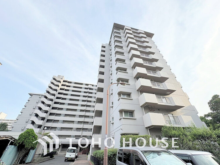 外観 〜3階角部屋〜南向きにつき陽当たり良好〜目の前には都堀公園があります〜4LDKリフォーム済住戸〜