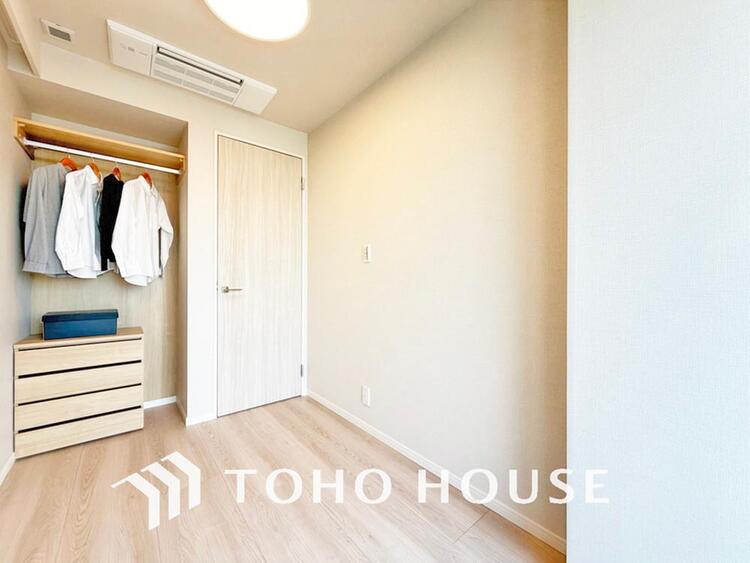 内装 家具の配置のし易い室内です。趣味の部屋としても充分な広さを確保しております。