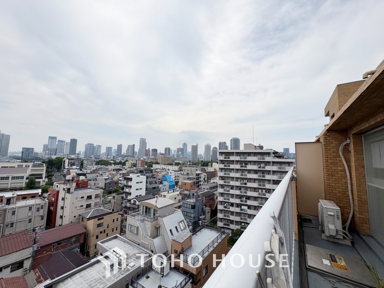 キッチン 【Living room】◆リビング◆家族への思いを抱きながら、平和に過ごす悠久の時。あたかかく感じるのは、日当たりだけではない。広く和やかに暮らせる空間と、家族の存在を噛みしめて。
