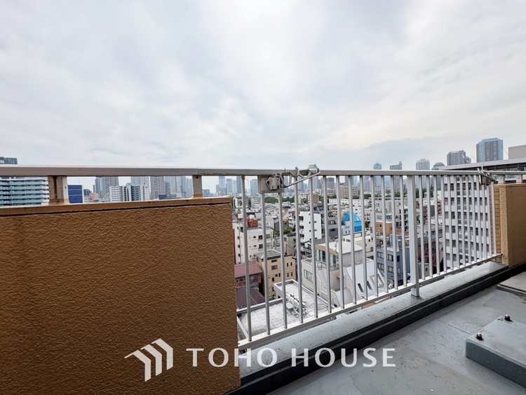 バルコニー 【Blue sky terrace】見上げると、空。時間を忘れ大空を見上げるなんて、いつぶりだろうか。こんなにも広く美しい情景がこの頭上にあったなんて。時間を忘れ、時を知る。