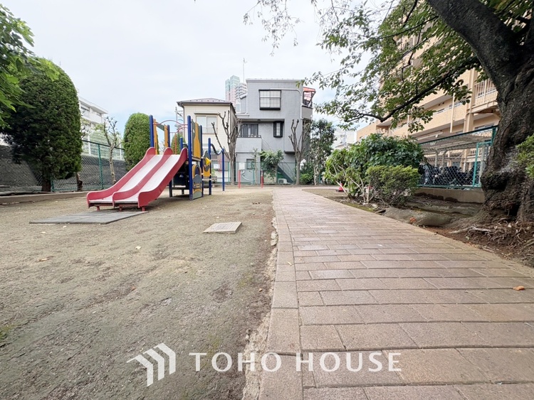 エントランス 【Entrance】仕事は好きだ。でも今日という一日はあまり芳しくない日もある。とぼとぼと家路に付く頃、ふと目を上げると我が家のエントランス。