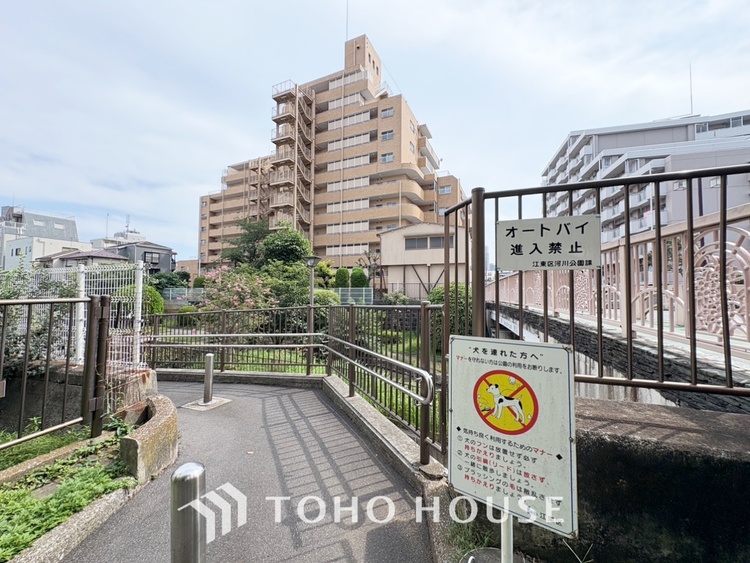 その他 【By the window】◆窓辺◆窓を開けベランダに出ると当所なく広がる街と空のスクリーン。風が凪ぎ一時停止する目の前の画面