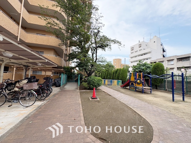 その他 ◆木漏れ日◆の様な採光が優しく足元を照らし、心地いい暮らしの道しるべを写し出す。この空間で過ごす家族との語らいの時間がとても素敵で幸せを感じるかもしれない。【Holiday of a home】