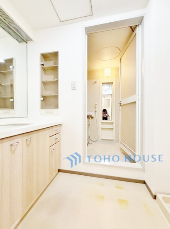 洗面 【WASHROOM】◆快適◆煌びやかな暮らしの中にも忘れたくない快適さ。大きな収納が助けてくれます。