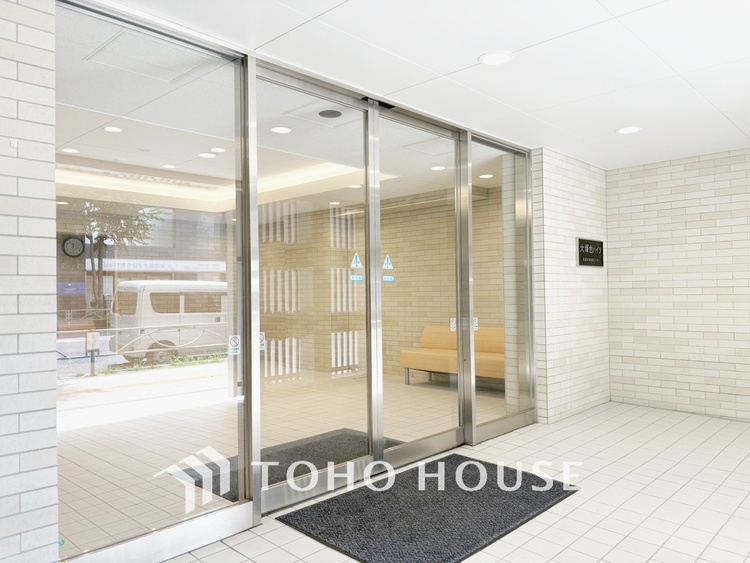 エントランス 【ENTRANCE】◆家族◆家で家族と過ごす時間は限られている。帰りを待つ家族の元へと急ぐときの弾む思い。そんな思いを引き立てる邸宅。