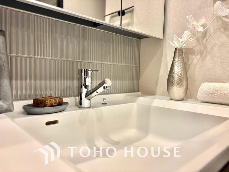 洗面 【WASHROOM】◆快適◆煌びやかな暮らしの中にも忘れたくない快適さ。大きな収納が助けてくれます。