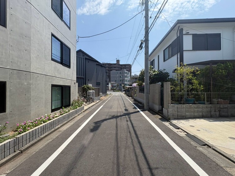 外観 近隣との視線を考え、街全体で調整される窓位置。住まうご家族の心地よさを最優先しました。