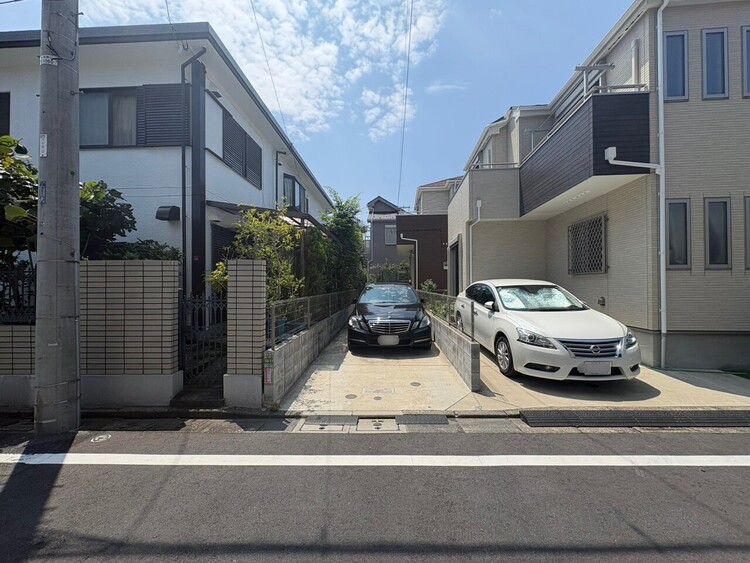 駐車場 平置きの駐車スペースが嬉しいですね。大きめのお車をお持ちの方でも難なくお停め頂けます。
