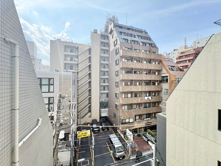 バルコニー 窓を開けると広がる青空。心をリフレッシュして日々を過ごしていきましょう。