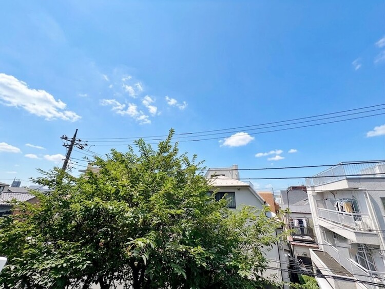 バルコニー 窓を開けると広がる青空。心をリフレッシュして日々を過ごしていきましょう。