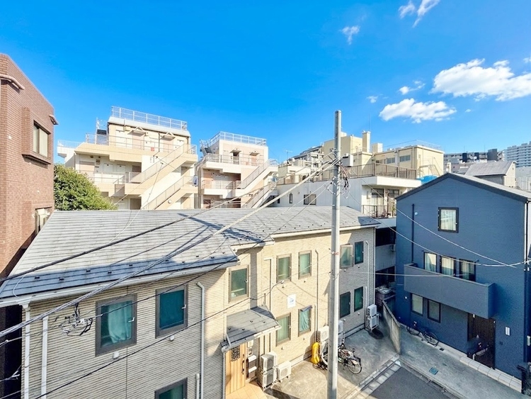 バルコニー 窓を開けると広がる青空。心をリフレッシュして日々を過ごしていきましょう。