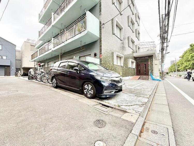 駐車場 本物件の駐車スペースです。車種制限のある場合もございますので、お気軽にお問い合わせくださいませ。