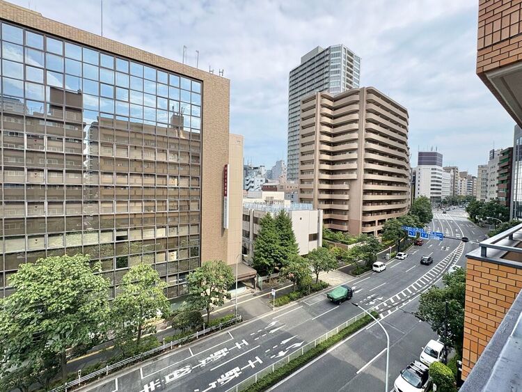 バルコニー 窓を開けると広がる青空。心をリフレッシュして日々を過ごしていきましょう。