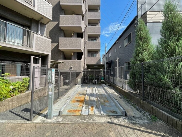 駐車場 本物件の駐車スペースです。車種制限のある場合もございますので、お気軽にお問い合わせくださいませ。