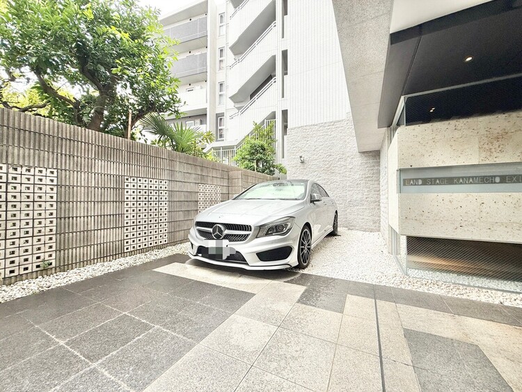 駐車場 本物件の駐車スペースです。車種制限のある場合もございますので、お気軽にお問い合わせくださいませ。