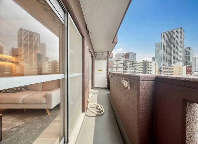 バルコニー ２部屋またぐ広さの風通しのよいバルコニー。お洗濯物も乾かしやすいですね。