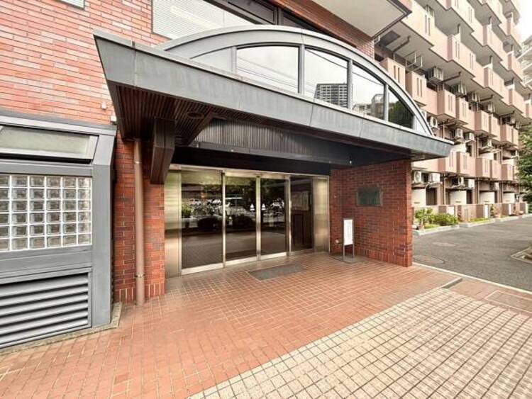 エントランス エントランスは、まさに顔となる場所。シンプルながらも格調高い雰囲気を漂わせて上質な空間。