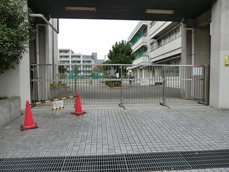 周辺 横浜市立岡野中学校　950ｍ