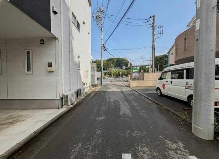 外観 幅員のある道路で、車の出入りもスムーズに行えます。