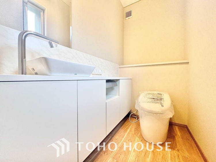 トイレ 【Toilet】トイレも全て新品に交換されており、清々しく新生活を始めることができます。白基調の清潔感のある空間に生まれ変わりました。