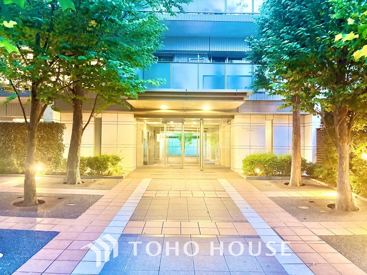 外観 忙しい朝でも、しっかり家族が揃って食事をして頂けるゆとりある大きさのダイニングスペース。リビングと和室の続き間は急な来客時になど使い勝手が良いです。実際の空間を体感してみて下さい！
