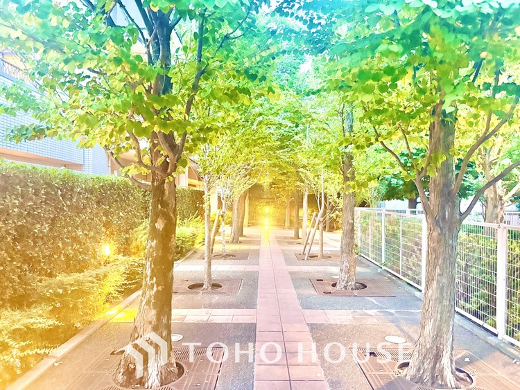 外観 【浴室】《一日の疲れを落としてくれる場所は、落ち着く場所でなければならない》　高級感溢れるカラーと大きさ・柔らかな曲線で構成された半身浴も楽しめるバスタブが心地よさをもたらします。