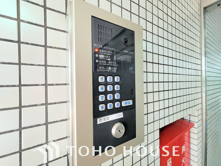 その他 エントランスはオートロック完備で安心のセキュリティ