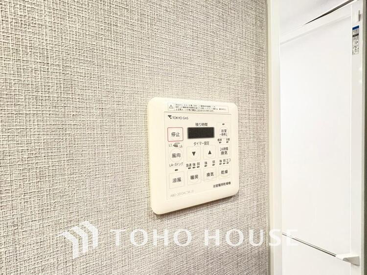 風呂 「浴室乾燥機」浴室暖房乾燥機を完備し、雨天時のお洗濯も安心の浴室設備です。