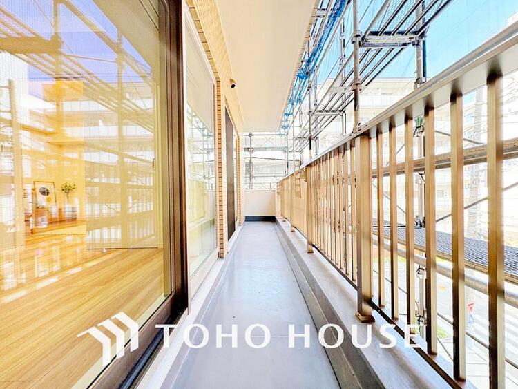バルコニー 日当たりの良いバルコニーで晴れの日の洗濯物も楽しみになりますね