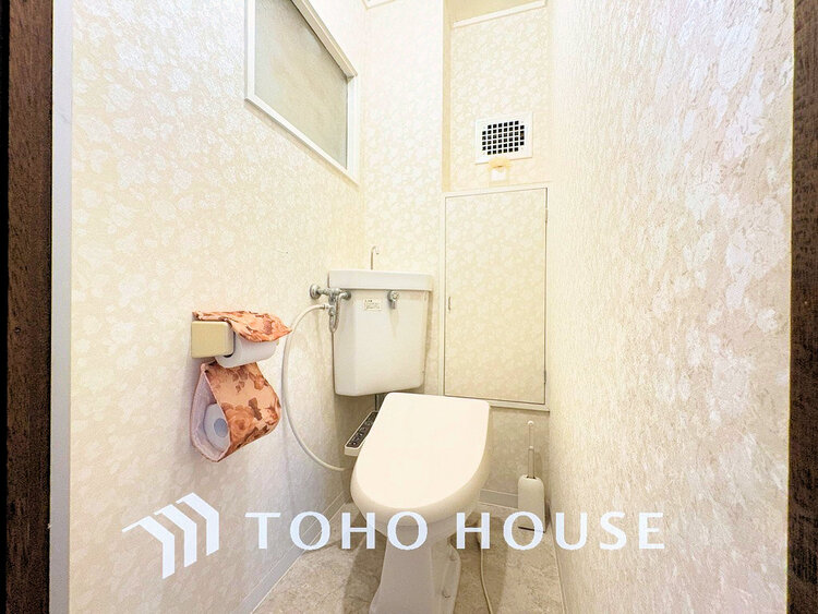 トイレ 白いクロスにより清潔感のあるトイレ