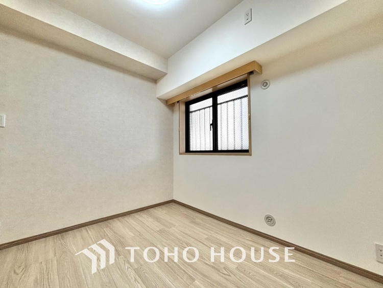 内装 使いやすく、明るい洋室に仕上がります。子供部屋や趣味のお部屋にご利用できます。ご自身で家具などを配置し、素敵な空間を創り上げられます。