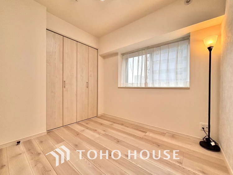 内装 使いやすく、明るい洋室に仕上がります。子供部屋や趣味のお部屋にご利用できます。ご自身で家具などを配置し、素敵な空間を創り上げられます。