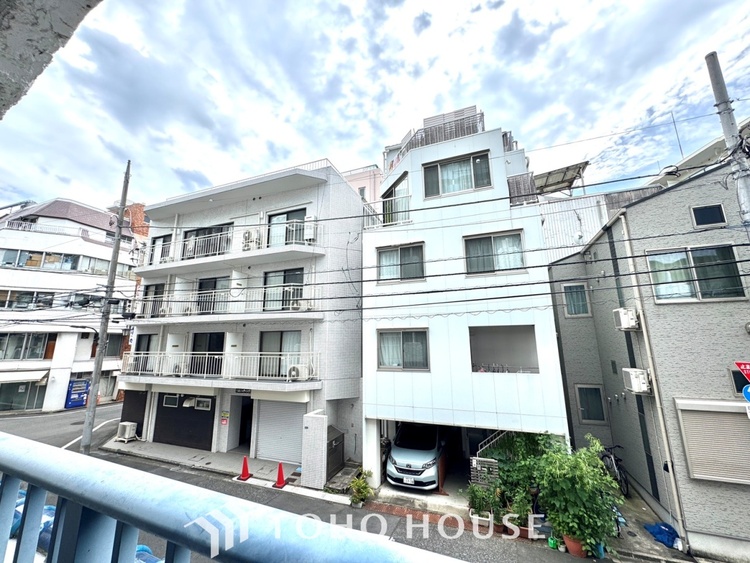 バルコニー 【Balcony】陽の光に照らされるバルコニーを、爽やかな涼風が吹き抜けていきます。心を落ち着かせ開放してくれる眺望が今日も家族を包み込みます。