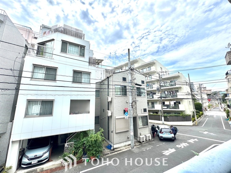 その他 【Balcony】陽の光に照らされるバルコニーを、爽やかな涼風が吹き抜けていきます。心を落ち着かせ開放してくれる眺望が今日も家族を包み込みます。
