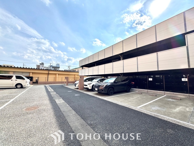 駐車場 ほんの少しのこだわり。ちょっとした色使いがその家がもつ雰囲気、趣（おもむき）を携え、暮らす家族や訪ねてくる友人・知人に新鮮な香りを運んできます。